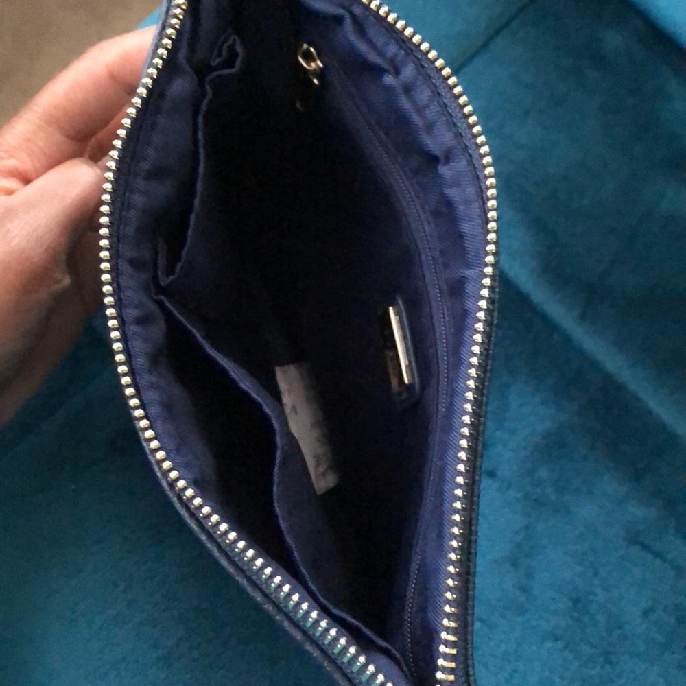 Free w/ purchase or $5 NWOT GUESS Navy/White/Tan Wristlet - Picture 8 of 14
